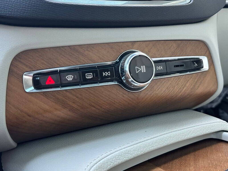2022 Volvo XC90 T6 Momentum 7-Passenger