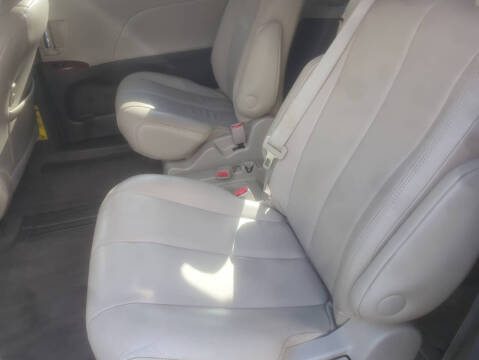 2014 Toyota Sienna XLE 7-Passenger Auto Access Seat