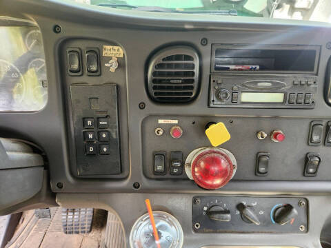 2006 Freightliner M2 106