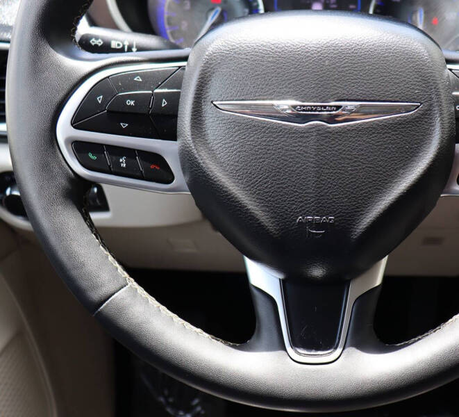 2023 Chrysler Voyager LX