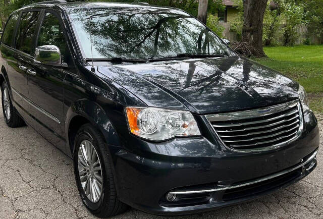 2014 Chrysler Town and Country for sale at Quality Cars Of South Elgin in South Elgin, IL