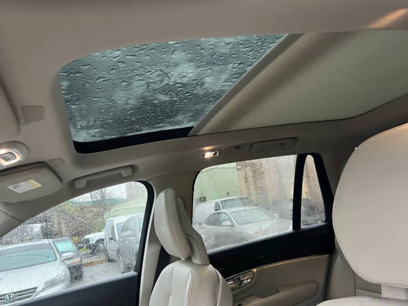 2016 Volvo XC90 T6 Momentum