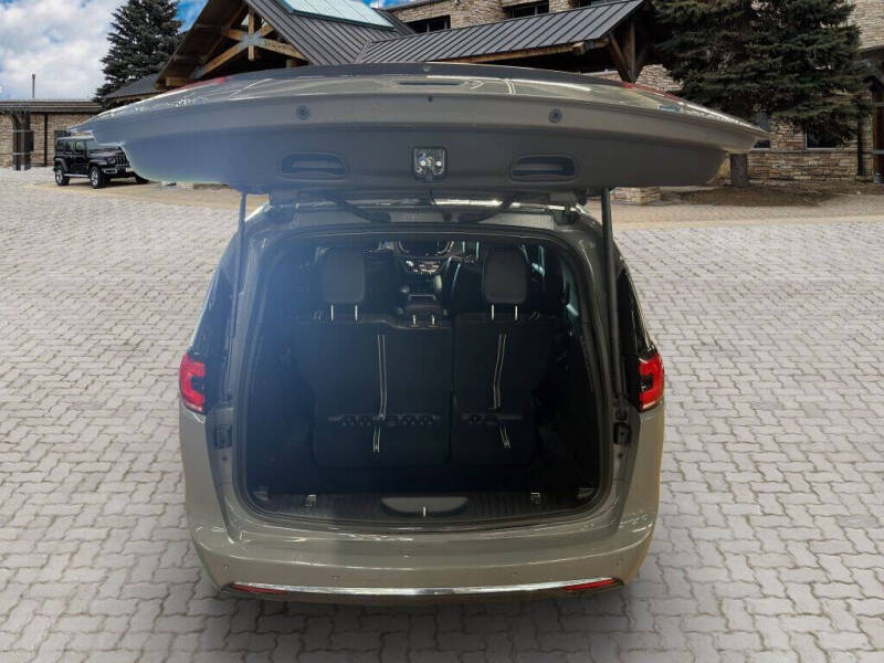 2025 Chrysler Pacifica Plug-In Hybrid Select