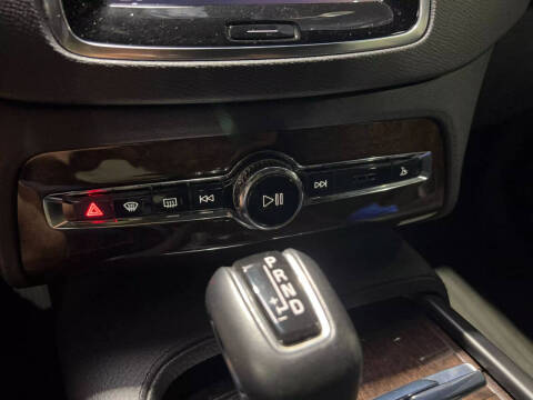 2016 Volvo XC90 T6 Momentum