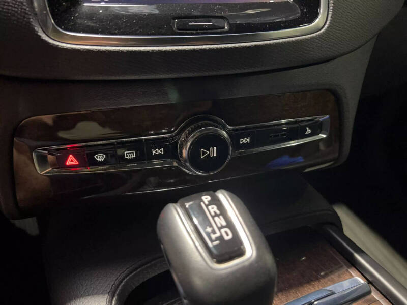 2016 Volvo XC90 T6 Momentum