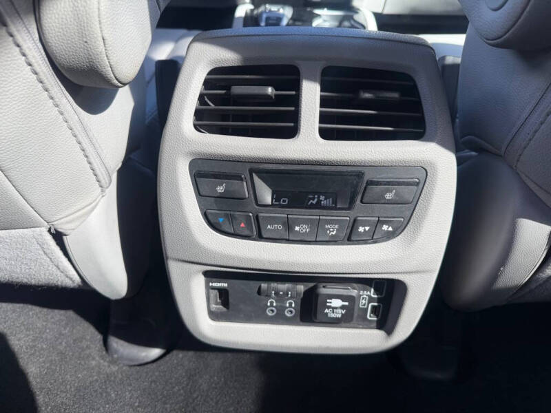 2021 Honda Pilot Touring w/Rear Captain's Chairs