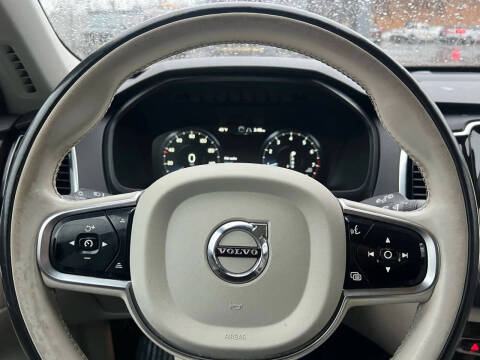 2016 Volvo XC90 T6 Momentum