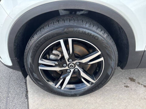 2023 Volvo XC40 B5 Plus Bright Theme