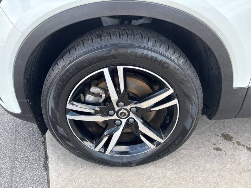 2023 Volvo XC40 B5 Plus Bright Theme