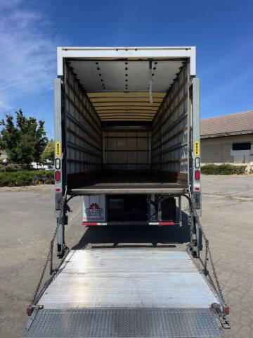 2019 Freightliner M2 106