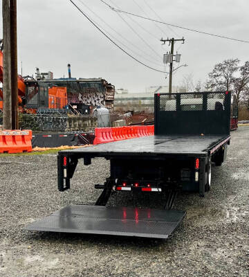 2015 Isuzu NRR  23' Flatbed + Lift Gate