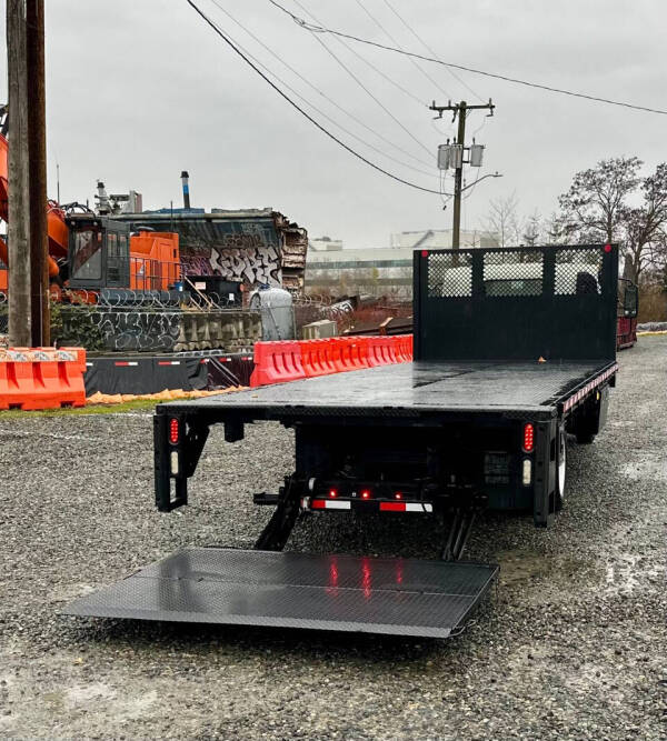 2015 Isuzu NRR  23' Flatbed + Lift Gate