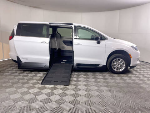 2024 Chrysler Voyager LX