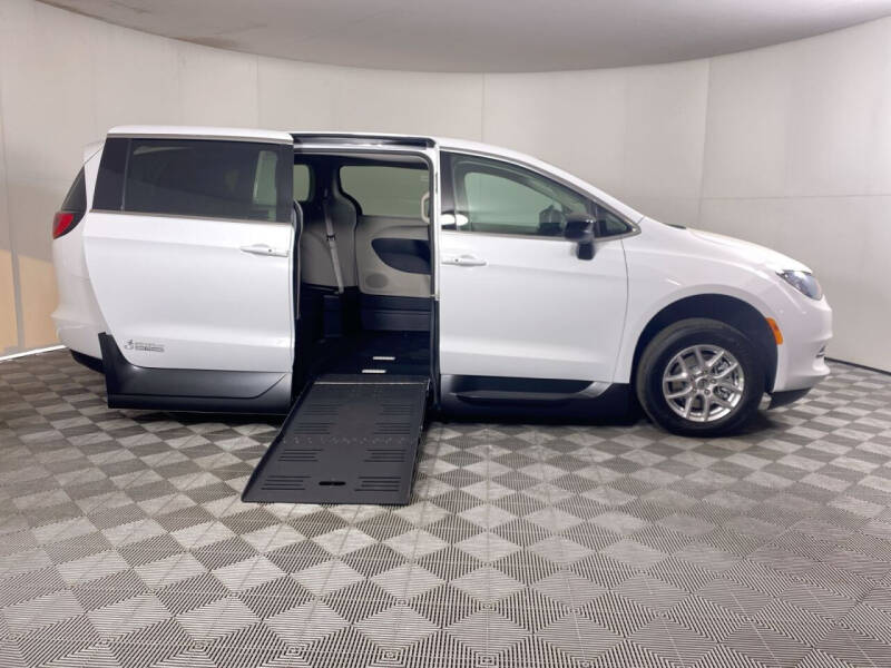 2024 Chrysler Voyager LX