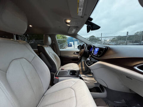 2017 Chrysler Pacifica Touring-L Plus