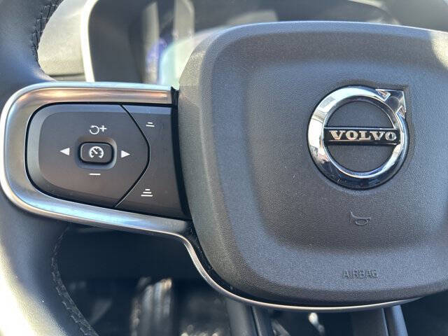 2025 Volvo XC40 B5 Core Bright Theme