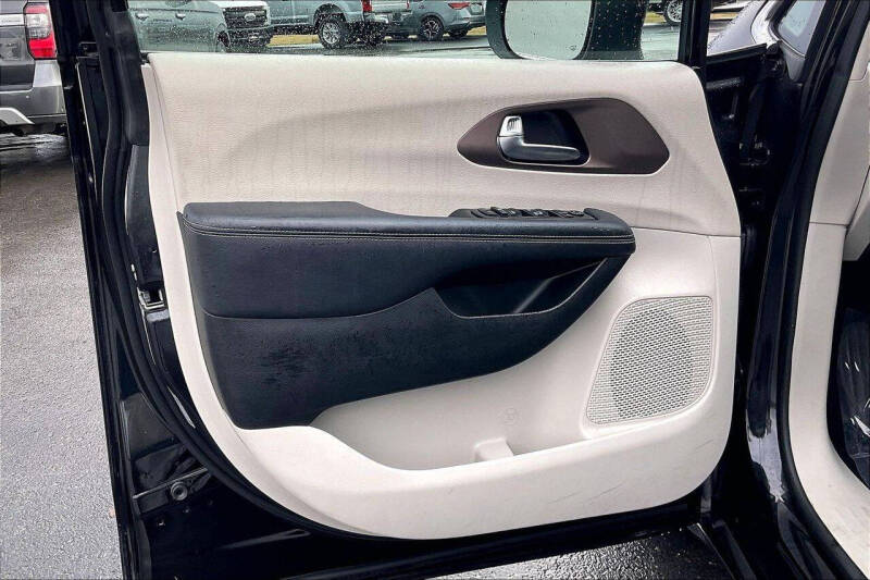 2023 Chrysler Voyager LX