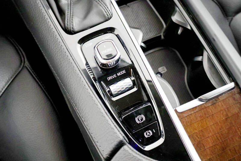 2017 Volvo XC90 T6 Momentum