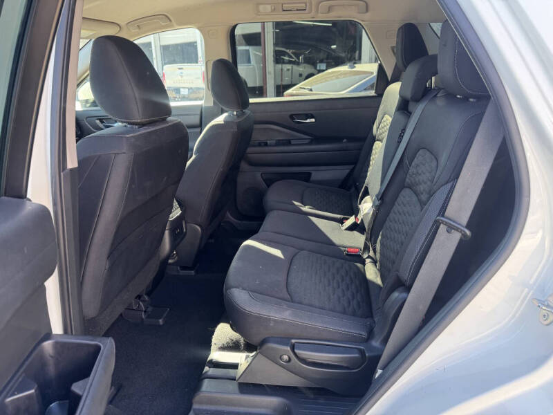 2022 Nissan Pathfinder SV