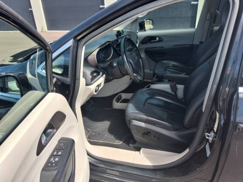 2017 Chrysler Pacifica Touring-L Plus