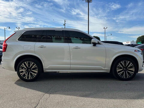 2022 Volvo XC90 T6 Momentum 7-Passenger