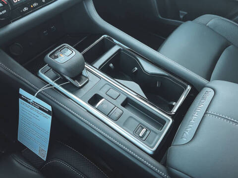 2025 Nissan Pathfinder SL