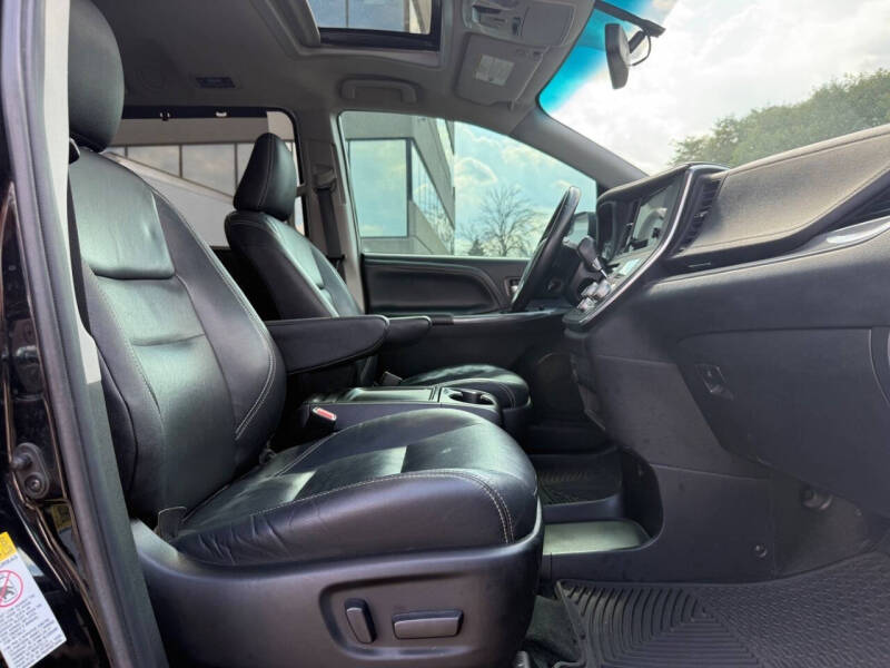 2017 Toyota Sienna SE 8-Passenger