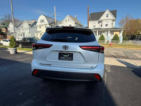 2022 Toyota Highlander LE