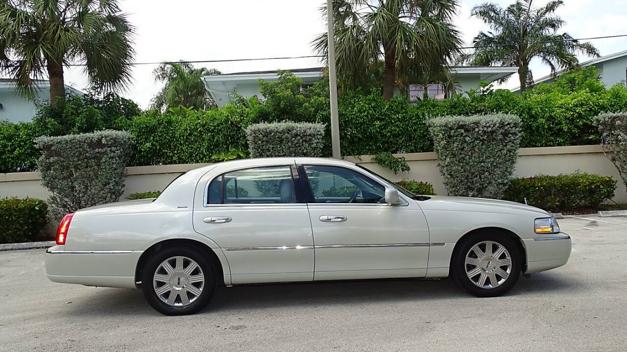 2004 Lincoln Town Car 3