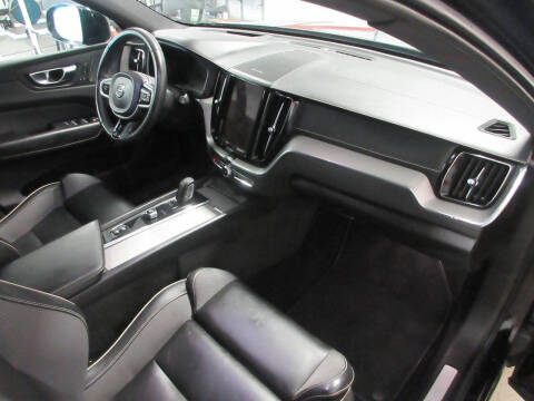 2022 Volvo XC60 B5 R-Design