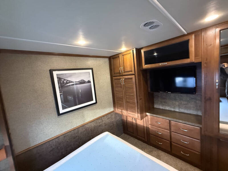 2014 Fleetwood RV Bounder 33’ Double Slide!!!!