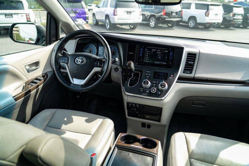 2017 Toyota Sienna XLE Premium 7-Passenger