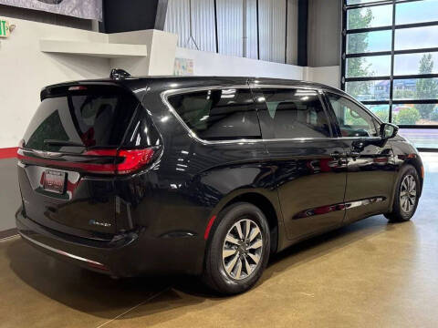 2024 Chrysler Pacifica Plug-In Hybrid Select