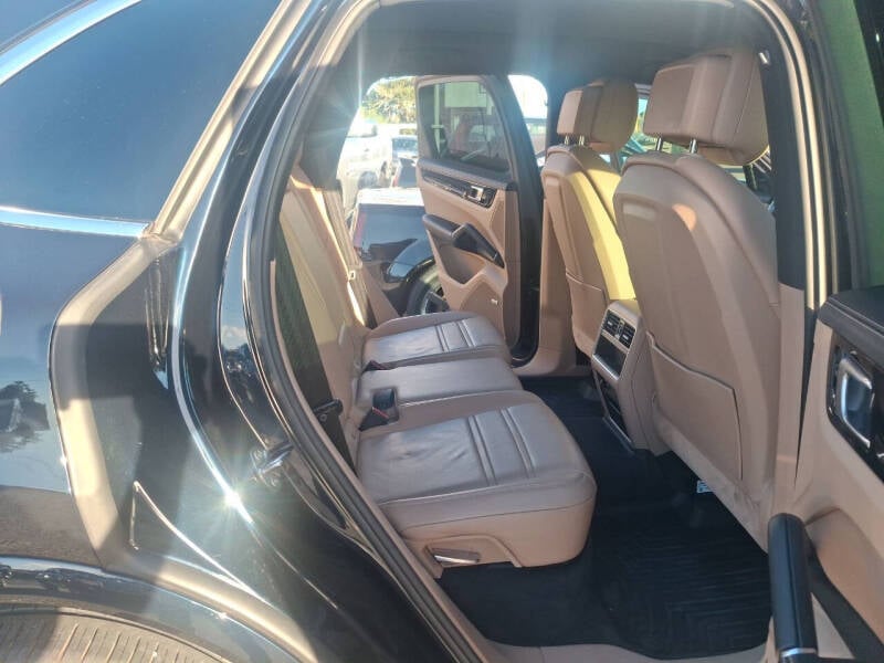 2019 Porsche Cayenne Base photo 9