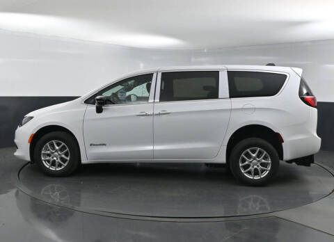 2025 Chrysler Voyager LX