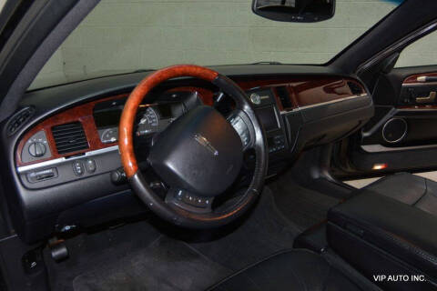 2005 Lincoln Town Car Signature Limited