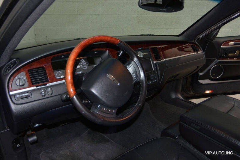 2005 Lincoln Town Car Signature Limited