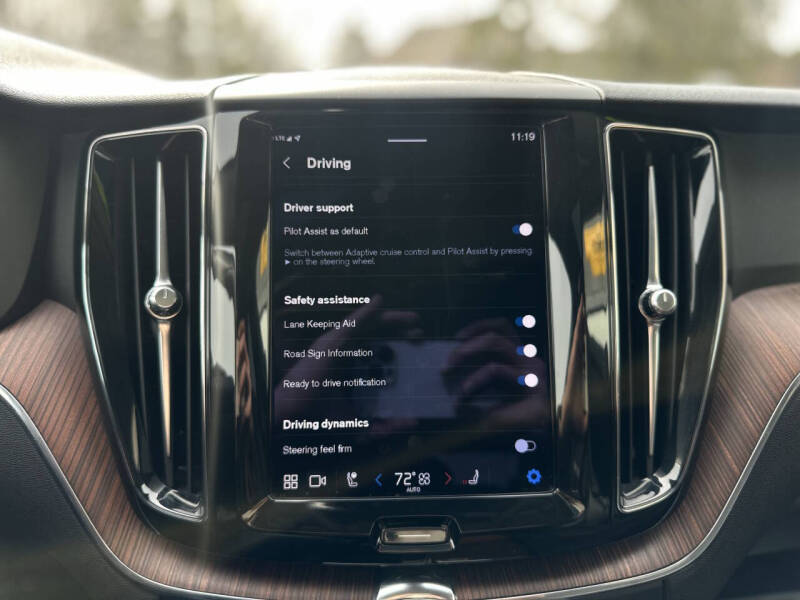 2023 Volvo XC60 B5 Plus Dark Theme
