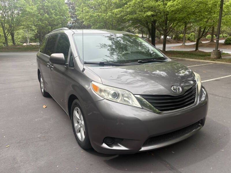 2014 Toyota Sienna LE V6 7-Passenger Access Seat's photo