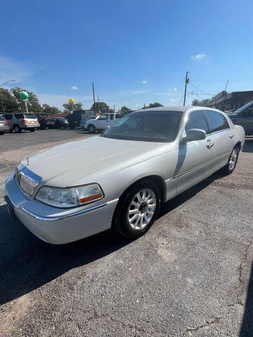 2007 Lincoln Town Car for sale at Gator's Auto Sales in Garland TX