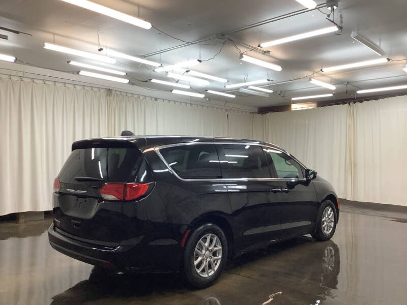2027 Chrysler Pacifica LX