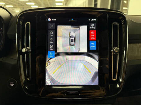2024 Volvo XC40 B5 Ultimate Dark Theme
