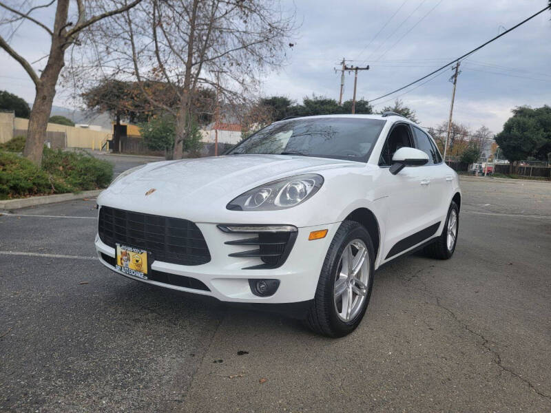 Porsche Macan's photo