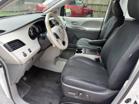 2014 Toyota Sienna SE 8-Passenger