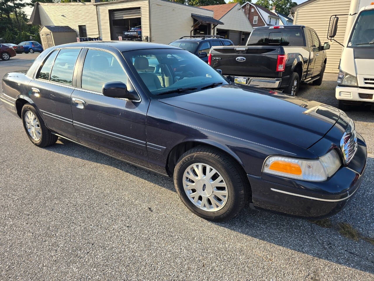 2003 Ford Crown Victoria for sale at QUEENSGATE AUTO SALES in York, PA