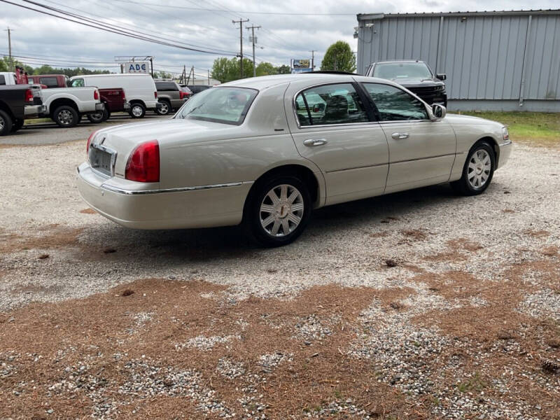 2004 Lincoln Town Car Ultimate photo 10