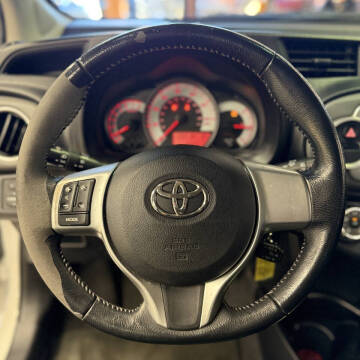 2012 Toyota Yaris 5-Door SE