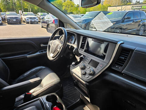 2017 Toyota Sienna SE 8-Passenger