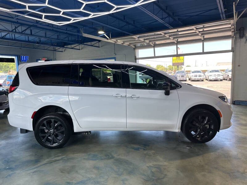 2024 Chrysler Pacifica Touring