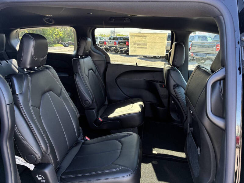 2027 Chrysler Pacifica Select